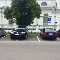 Lasītājs iemūžina parkošanās paraugstundu Daugavpilī