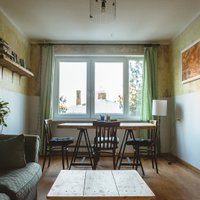 Radošais eksperiments Iļģuciemā: dzīvoklis, kurā katrai mēbelei ir stāsts