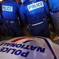 Francijā vīrietis ar auto ietriecas studentu grupā
