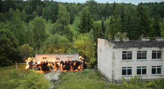 ВИДЕО: Солдаты и земессарги взорвали несколько зданий в Скрунде