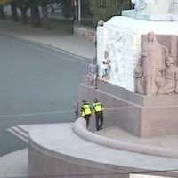 Двое эстонцев взобрались на памятник Свободы