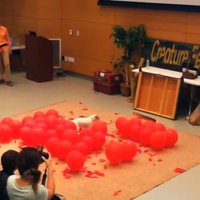 Video: Sunīte Tvinkija uzstādījusi jaunu rekordu ātrākajā balonu spridzināšanā