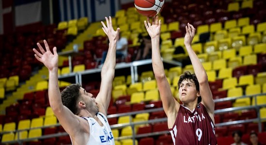 Latvijas U-16 basketbolisti uzvar Serbiju un nosargā vietu Eiropas elitē