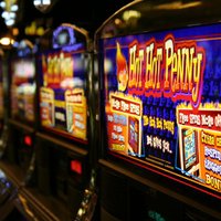 IDB lūdz sākt kriminālvajāšanu pret diviem policistiem par krāpšanos ar azartspēlēm