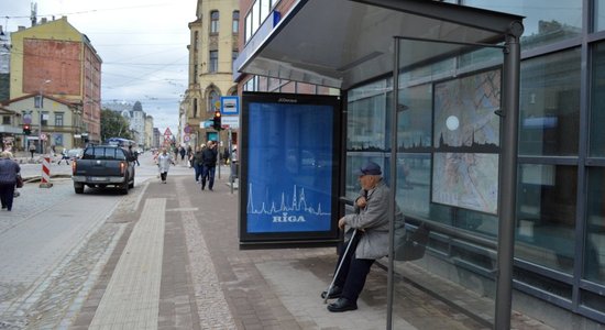 Iebuksē jauno pieturvietu nojumju uzstādīšana Rīgā