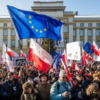 Foto: Polijā tūkstošiem cilvēku protestē pret valdības politiku