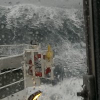 ФОТО: Латвийский моряк запечатлел огромные волны во время бури в Северном море