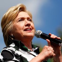 Klintone izsauc dusmas, nosaucot Trampa vēlētājus par nožēlojamiem