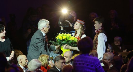 Foto: 'Zelta sietiņa' un 'Dzeguzītes' svētku sveiciens Raimondam Paulam