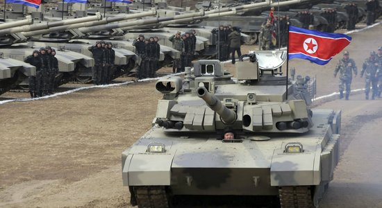 Ziemeļkoreja militārajās mācībās izrāda jaunu tanku