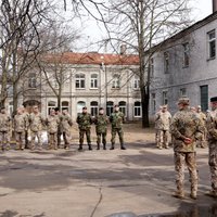 Ievērojams skaits zemessargu sākuši glabāt vieglos strēlnieku ieročus