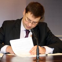 Dombrovskis sarakstījis grāmatu par finanšu krīzes pārvarēšanu