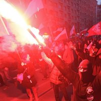 Varšavā Neatkarības dienas gājiena laikā 'saķeras' ekstrēmisti un nacionāļi