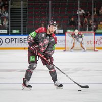 Vītolam debija pamatsastāvā; Latvijas hokejistiem neizdodas atspēlēties pret Šveici