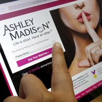 Mediji: hakeri publicē neuzticīgu partneru vietnes 'Ashley Madison' klientu datus
