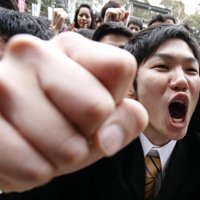 Япония: уволенным за отказ петь гимн учителям выплатят $4,5 млн