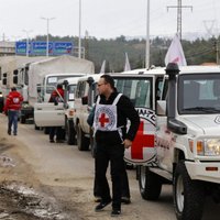 Sarkanais Krusts: aplenktajā Sīrijas pilsētā tomēr neizdodas nogādāt humāno palīdzību