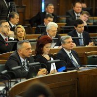 Deputāti Saeimas sēdi pavada prezidenta vēlēšanu noskaņās