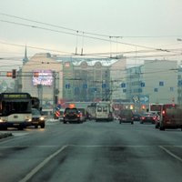 Rīgā starp divām automašīnām iespiež vīrieti