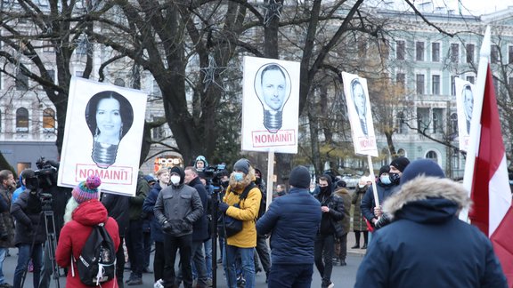 Pie Brīvības pieminekļa pulcējas cilvēki, protestējot pret Covid-19 ierobežojumiem - 8