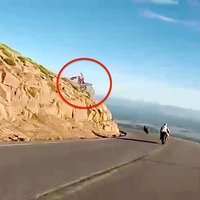 Video: Paikspīkā no debesīm nokrīt motocikls