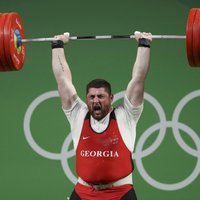 Gruzīnu svarcēlājs Talahadze ar iespaidīgu pasaules rekordu uzvar svara kategorijā virs 105 kg