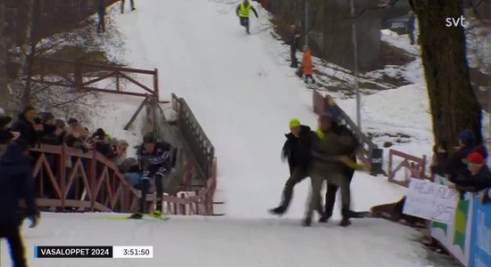 Video: Klimata aktīvistiem nesanāk traucēt prestižā slēpojuma 'Vasaloppet' līderi