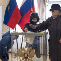Opozīcija un nevalstiskās organizācijas ziņo par pārkāpumiem Krievijas prezidenta vēlēšanās