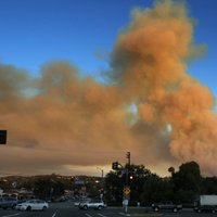 Foto: Iespaidīgs meža ugunsgrēks plosās slavenību iecienītajā Losandželosas piepilsētā