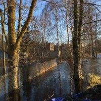 Foto: Rīgā no applūdušas dzīvojamās mājas izglābta sieviete