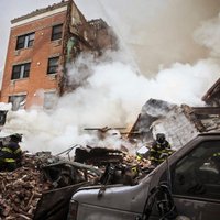 Sprādzienā Ņujorkā sagrūst daudzdzīvokļu ēkas; divi bojāgājušie