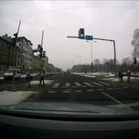 Video: Jelgavā bērns gandrīz paskrien zem auto