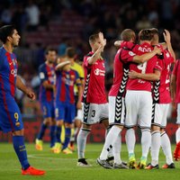 'Barcelona' futbolisti negaidīti zaudē Spānijas čempionāta jaunpienācējai 'Alaves'