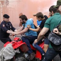 Foto: Homofobi un policija Maskavā uzbrūk neatļauta praida dalībniekiem