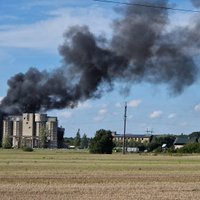 Dzēš ugunsgrēku ražošanas objektā Saldus novadā