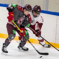 Latvijas hokejisti pārspēj Franciju, 19 gadus vecajam Veinbergam pirmie vārti