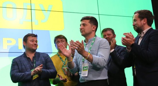 Ukrainas parlamenta vēlēšanās uzvarējusi Zelenska pārstāvētā partija, vēsta aptaujas