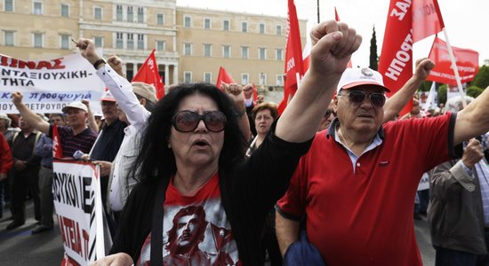 Foto: Grieķi streiko un protestē pret jauniem taupības pasākumiem