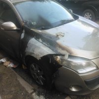 ФОТО: В Риге злоумышленник поджег сразу несколько автомобилей