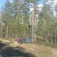 ФОТО: Авария на Таллинском шоссе, водитель вылетел в кювет