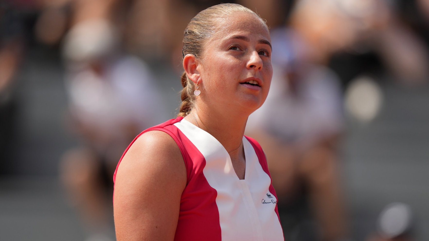 Ostapenko pieveic bijušo pasaules ceturto raketi un iekļūst Romas "WTA 1000" turnīra astotdaļfinālā