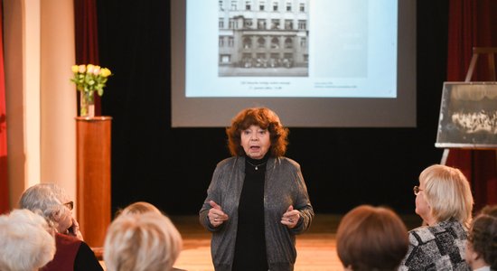 Foto: Teātra muzejā nosvinēta kādreizējā Jaunatnes teātra jubileja