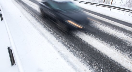 Снег и обледенение затрудняют движение по дорогам Латвии