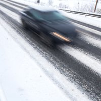 Sniegs un apledojums apgrūtina braukšanu visā valsts teritorijā