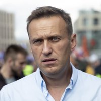 После госпитализации Навального начались пикеты в его поддержку; семья ищет другую клинику