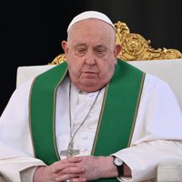 Pāvests Francisks ir slimnīcā ar abpusēju pneimoniju