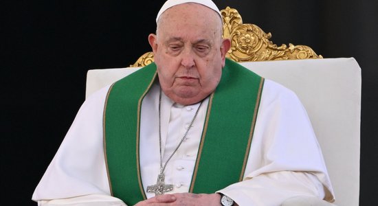 Pāvests Francisks ir slimnīcā ar abpusēju pneimoniju