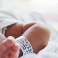 Slimnīcā nogādāts pārkarsis septiņus mēnešus vecs zīdainis