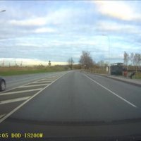 Video: Agresīvs auto Rīgā iebrauc pretējā joslā un šķērso 'saliņu'