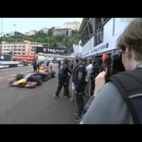 Video: Kimi Raikonens Monako gandrīz pakļūst zem Fetela formulas riteņiem